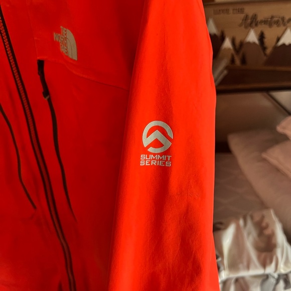 Men’s the north face summit series 
Hard shell - Picture 2 of 4